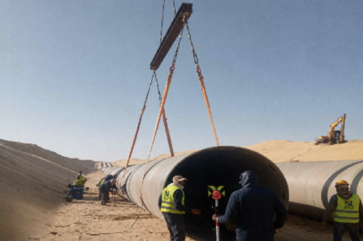 Large-diameter pipeline installation in desert works